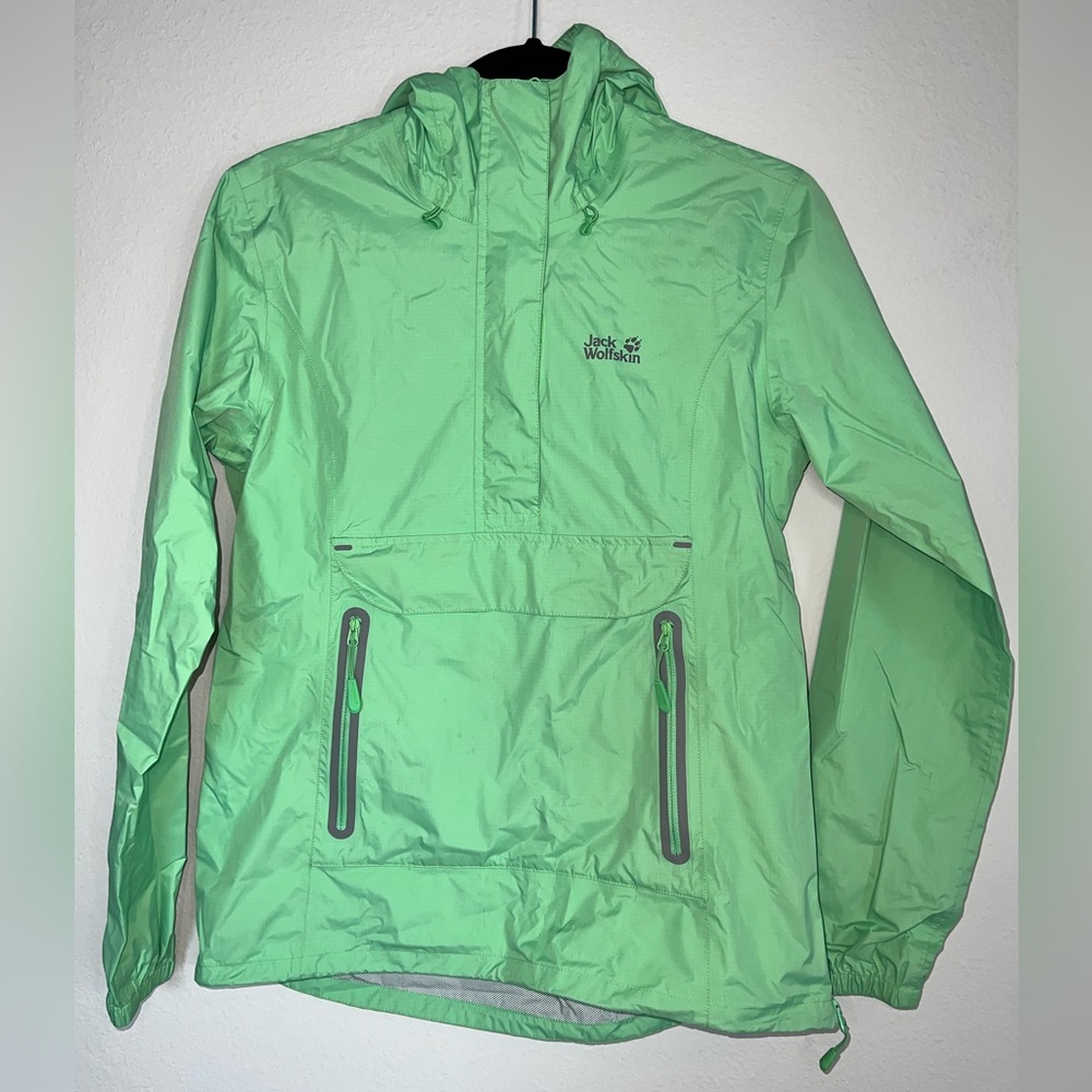 033. Jack Wolfskin Light Green Rain Coat/Windbreaker - Size Small